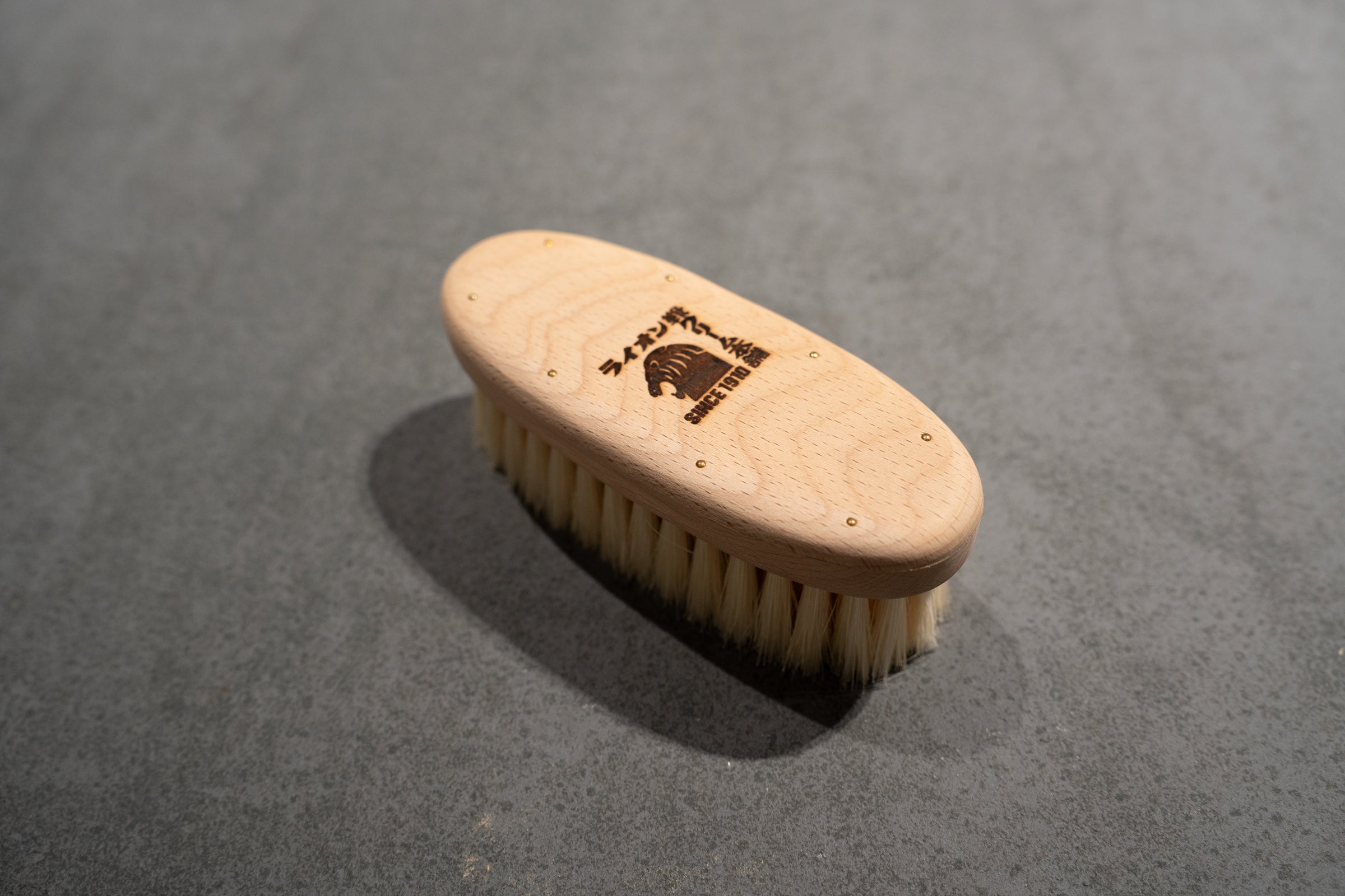 江戸屋　手植え　極上　白豚毛　靴磨き　ブラシ ≪手植え≫靴ブラシ 小判型 極上 白豚毛 - 日本橋江戸屋 公式